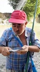 KADİRLİ'DE ÇİĞ BALIK YİYEN ADAM