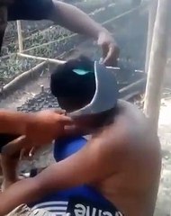 Un coiffeur doué coiffe avec une machette