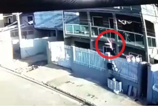Intacta: Criança cai do 3º andar e é salva por vizinho; assista