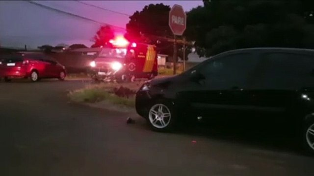 Jovem fica ferido após carro e moto baterem no Pioneiros Catarinenses