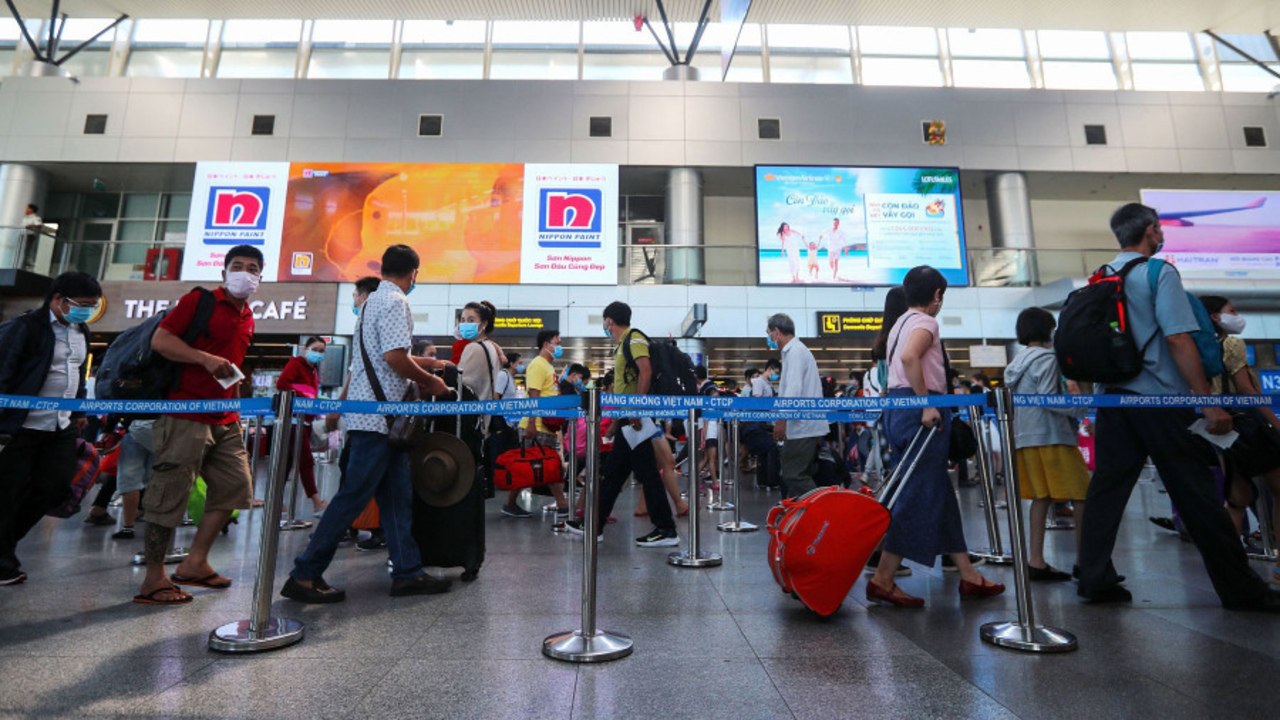 Vietnam Starts Massive Evacuation of Local Tourists Following COVID-19 Outbreak