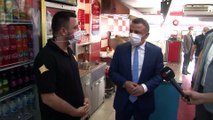 Çekmeköy'de maske ve sosyal mesafeyi ilçe protokolü denetledi