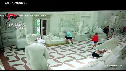 Селфи на фоне скульптуры: статуя лишилась пальцев