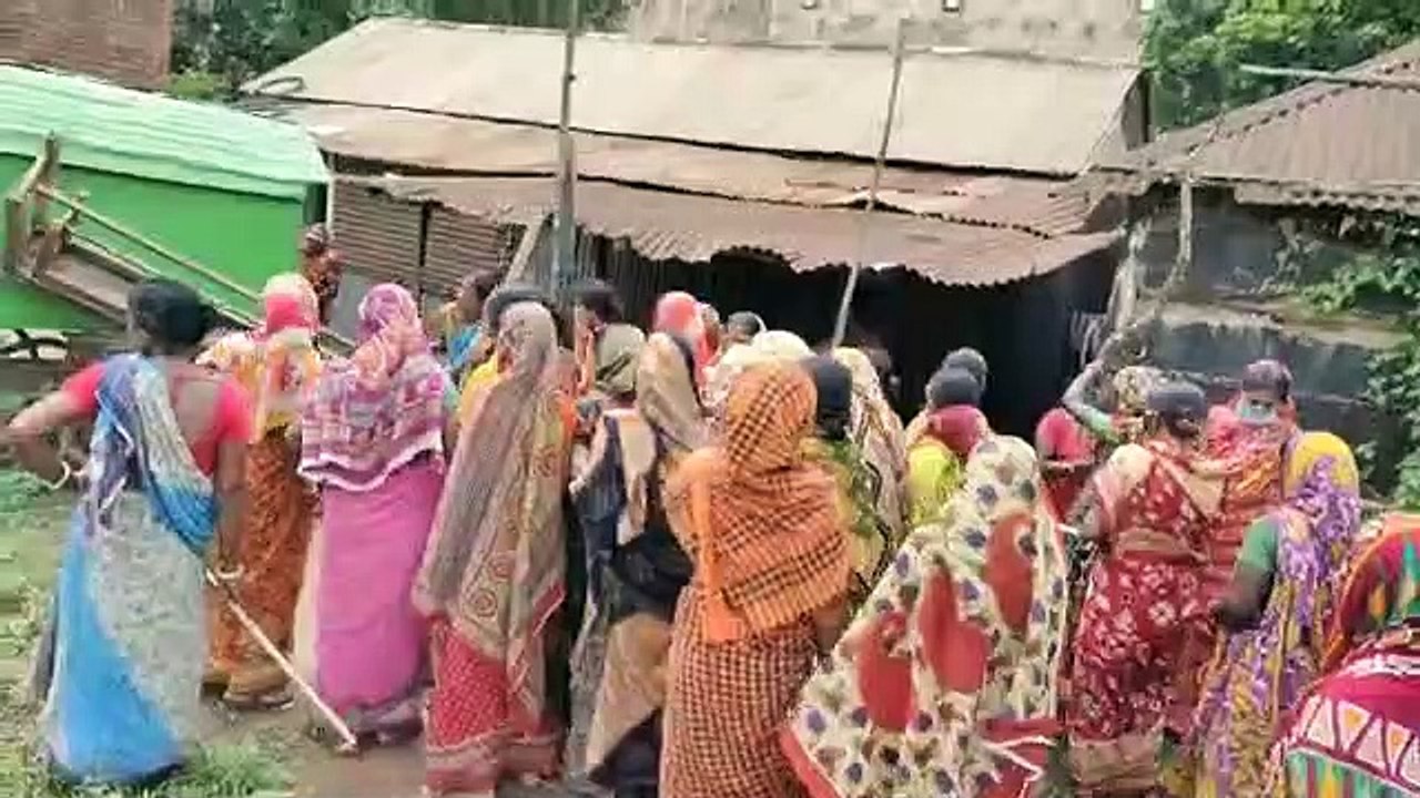 বেআইনি মদের দোকানের বিরুদ্ধে অভিযানে মহিলারা