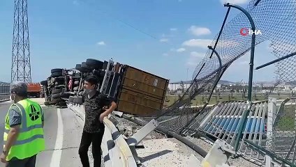 Devrilen tır TEM Otoyolu üzerindeki köprüde aslı kaldı