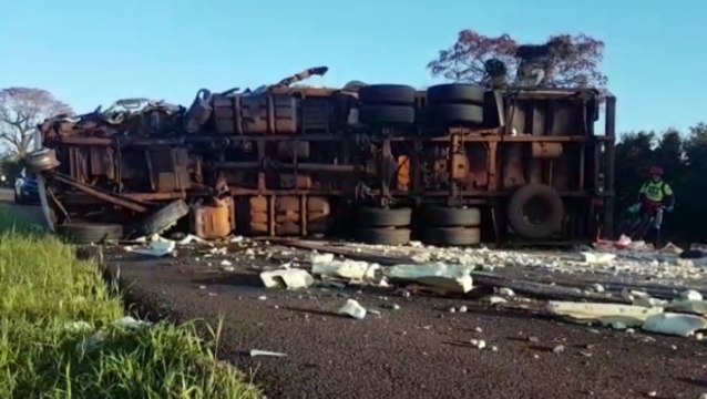 Cinco pessoas ficam feridas após colisão frontal entre caminhões na rodovia BR-277