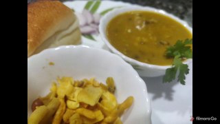 Kya Aapne 50 logo ka khana banaya hai?How to make Maharashtrian Missal pav? Maharashtra's famous street food in easy process of cooking with spicy gravy  झंझरीतत मिसल पाव कैसे बनाए?