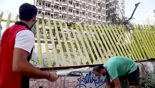 Decenas de personas siguen desaparecidas en Beirut, libaneses salen a limpiar las calles