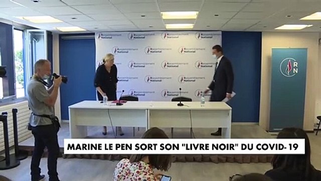 Marine Le Pen accompagnée de son vice-président Jordan Bardella a dévoilé à la presse son livre noir du coronavirus , sous-titré du fiasco à l'abîme