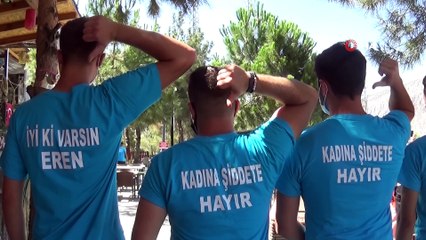 Kadına şiddete karşı tişörtlü farkındalık