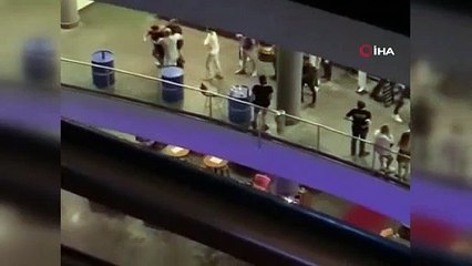 Gece kulübü çıkışında silahlar konuştu, mermiler çevredeki evlere isabet etti