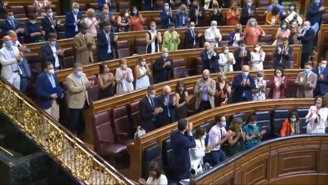 Sánchez es recibido con aplausos en el Congreso