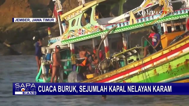 Detik-Detik Kapal Nelayan Dihantam Ombak Akibat Cuaca Buruk
