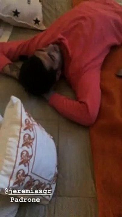 Belen Rodriguez trova un 'gigante' nel suo letto: lo scherzo di Iannone e Ignazio Moser a Jeremias