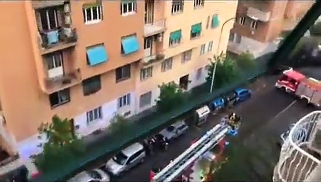 Tenta il suicidio lanciandosi dal cornicione, la polizia lo salva in extremis