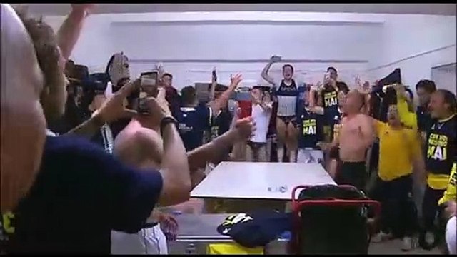 Il Parma torna in Serie A: il delirio nello spogliatoio, i gialloblu ringraziano Foggia