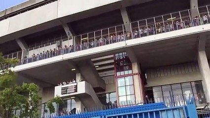 Chievo-Juventus, il bus bianconero passa a stento tra i tifosi in festa