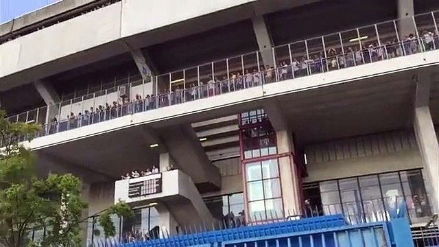 Chievo-Juventus, il bus bianconero passa a stento tra i tifosi in festa