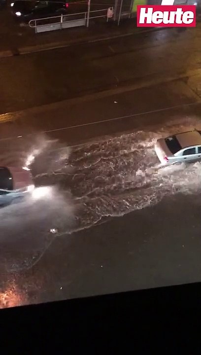 Autos bahnen sich Weg durch Sturzflut in Wien