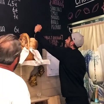 Valentino Rossi e l'autografo sulla lavagna: il Dottore sempre gentile con i suoi fan