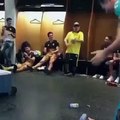 Maradona festeggia la vittoria della sua squadra nello spogliatoio