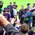 Messi e la stretta di mano al tifoso pazzo di lui