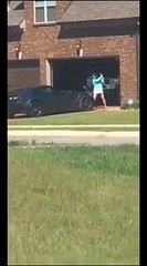 La moglie tradita distrugge la Corvette a colpi di mazza