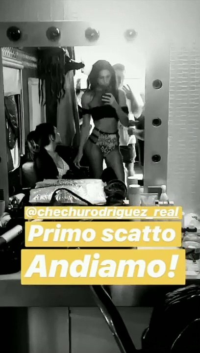 Cecilia e Belen Rodriguez sexy nel backstage del servizio fotografico Me Fui