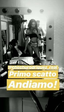 Cecilia e Belen Rodriguez sexy nel backstage del servizio fotografico Me Fui