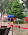 MotoGp - Vinales sfreccia a piedi sotto la pioggia: la scenetta con Valentino Rossi Ã¨ divertentissima