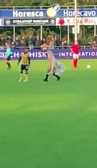 Donna invade il campo completamente nuda: la reazione del calciatore Ã¨ incredibile