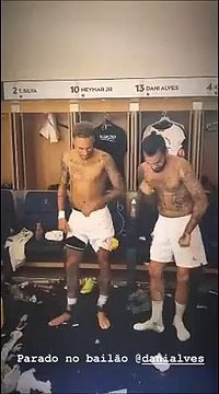 Balletto sexy per Dani Alves e Neymar dopo la vittoria del PSG sul Liverpool