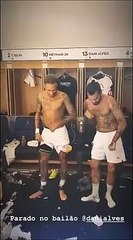 Balletto sexy per Dani Alves e Neymar dopo la vittoria del PSG sul Liverpool