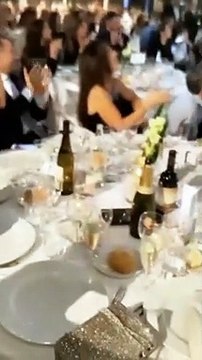 Wanda Nara si presenta troppo scollata e sexy per la serata di beneficenza