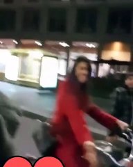 Belen e Iannone di nuovo insieme, passeggiata in bici a Milano per la coppia