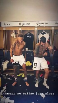 Neymar-Dani Alves, ballo scatenato nello spogliatoio