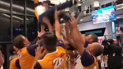 Pedrosa festeggiato dal suo team, c'Ã¨ anche il papÃ  di Marquez