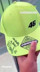 Valentino Rossi autografa un cappello ad una fan 'famosa': il video di Carmen Victoria Rodriguez