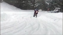 Loris Baz regala spettacolo sfrecciando sulla neve con la sua moto