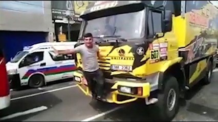 Dakar, rompe un camion per farsi un selfie