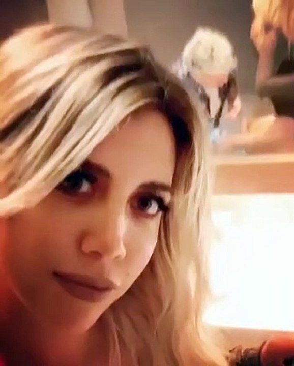 Sexy Wanda Nara, il "gesto d'affetto" del truccatore sul lato b della Wags