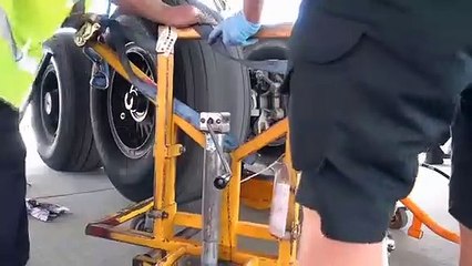 L'incredibile cambio gomme del Boeing 747