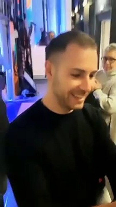 Wanda Nara non nasconde le sue forme a Tiki Taka: il backstage sexy