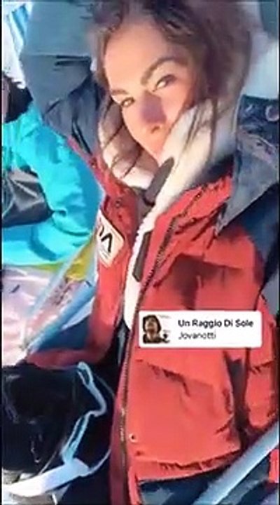 Balli, sudore e sensualitÃ : Francesca Sofia Novello si diverte con lo snowboard con la sua "Patata Squad"