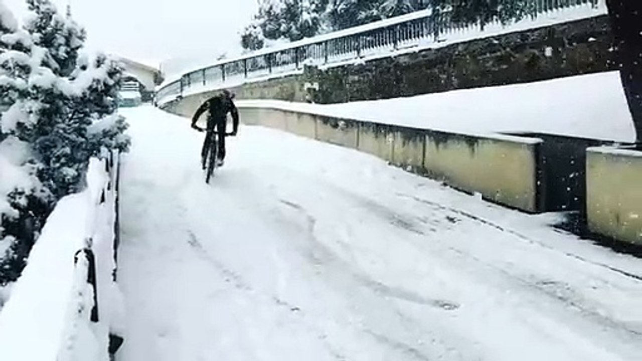 Joaquim Rodriguez 'spala' la neve dalla rampa dei vicini in sella alla sua bici