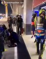 Lewis Hamilton segue da vicino le qualifiche di Valentino Rossi: che coppia di fenomeni!