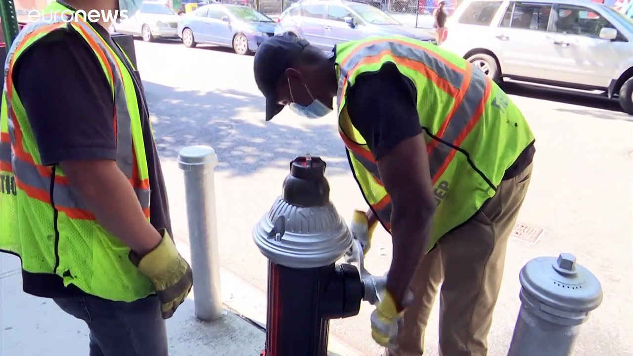 Wasser Marsch in New York gegen Hitzewelle mit 38° C