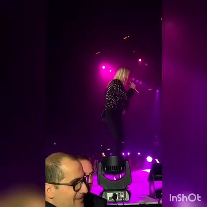 Proposta di matrimonio durante il concerto: Emma Marrone interrompe il live al PalaCalafiore, la reazione della salentina