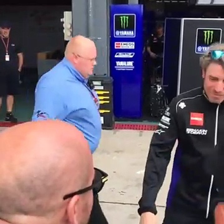 Valentino Rossi fa accedere ai box una piccola fan: il bel gesto del Dottore in Argentina