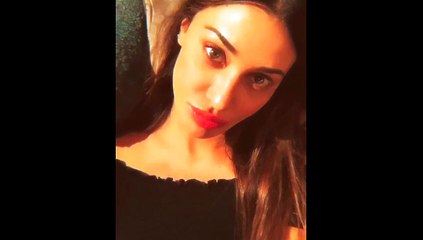 Belen ammicca e sorride alla telecamera e posta tutto sui social